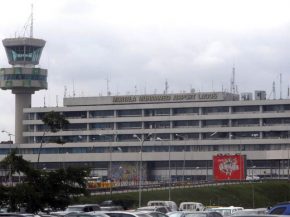 Un ATR 72 a pris feu vendredi 12 octobre 2018 à l’aéroport international Murtala-Muhammed qui dessert Lagos au Nigeria.
La co