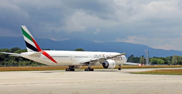 Une hôtesse de l air de la compagnie aérienne Emirates est décédée après être tombée d une sortie