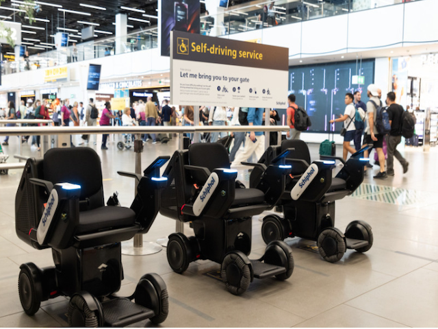 Des fauteuils roulants autonomes amènent les voyageurs à leur porte d'embarquement à Schiphol 1 Air Journal