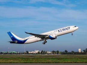 
Kuwait Airways a pris livraison de son premier Airbus A330-900neo à Toulouse.
L avion, baptisé   Boubyan » par le transporteu