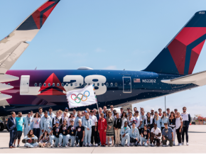 
Après la cérémonie de clôture des Jeux Olympiques de Paris 2024, Delta a transporté le drapeau olympique de Paris à Los Ang