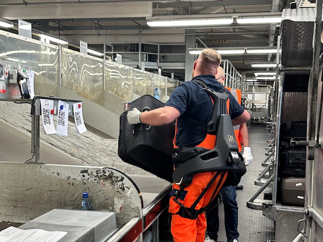 Aéroport de Nuremberg : les bagagistes testent un exosquelette robotisé connecté 1 Air Journal