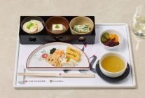 
Air Canada noue un partenariat avec le chef Masaki Hashimoto, étoilé au guide Michelin, pour rehausser les repas de la classe S