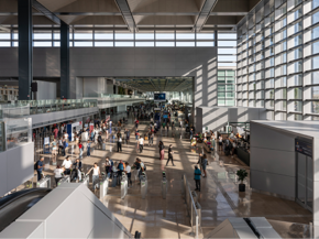 
La nouvelle extension de l’aéroport de Marseille Provence, du cabinet d’architectes Foster + Partners, a accueilli ses premi