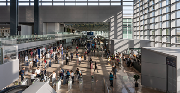 
La nouvelle extension de l’aéroport de Marseille Provence, du cabinet d’architectes Foster + Partners, a accueilli ses premi