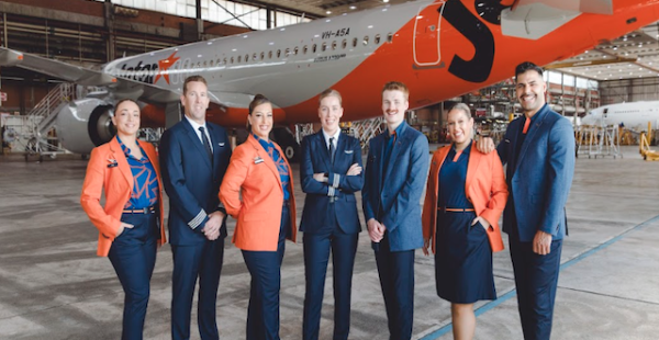 
La compagnie low cost australienne, filiale de Qantas, a annoncé le port d’un nouvel uniforme pour la première fois dans les 