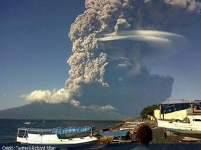 


Les volcans, majestueux et puissants, offrent des spectacles naturels à couper le souffle, mêlant beauté et danger. Voici un