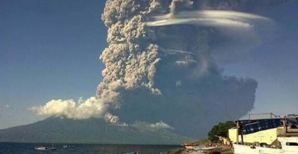 


Les volcans, majestueux et puissants, offrent des spectacles naturels à couper le souffle, mêlant beauté et danger. Voici un