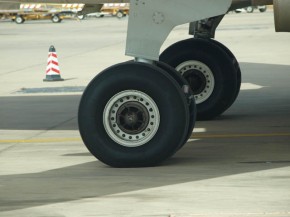 Une voiture fait une embardée sur le tarmac de l’aéroport de Hanovre 14 Air Journal