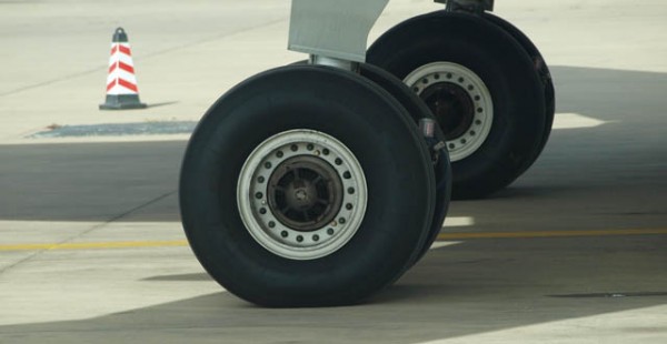 Une voiture fait une embardée sur le tarmac de l’aéroport de Hanovre 1 Air Journal