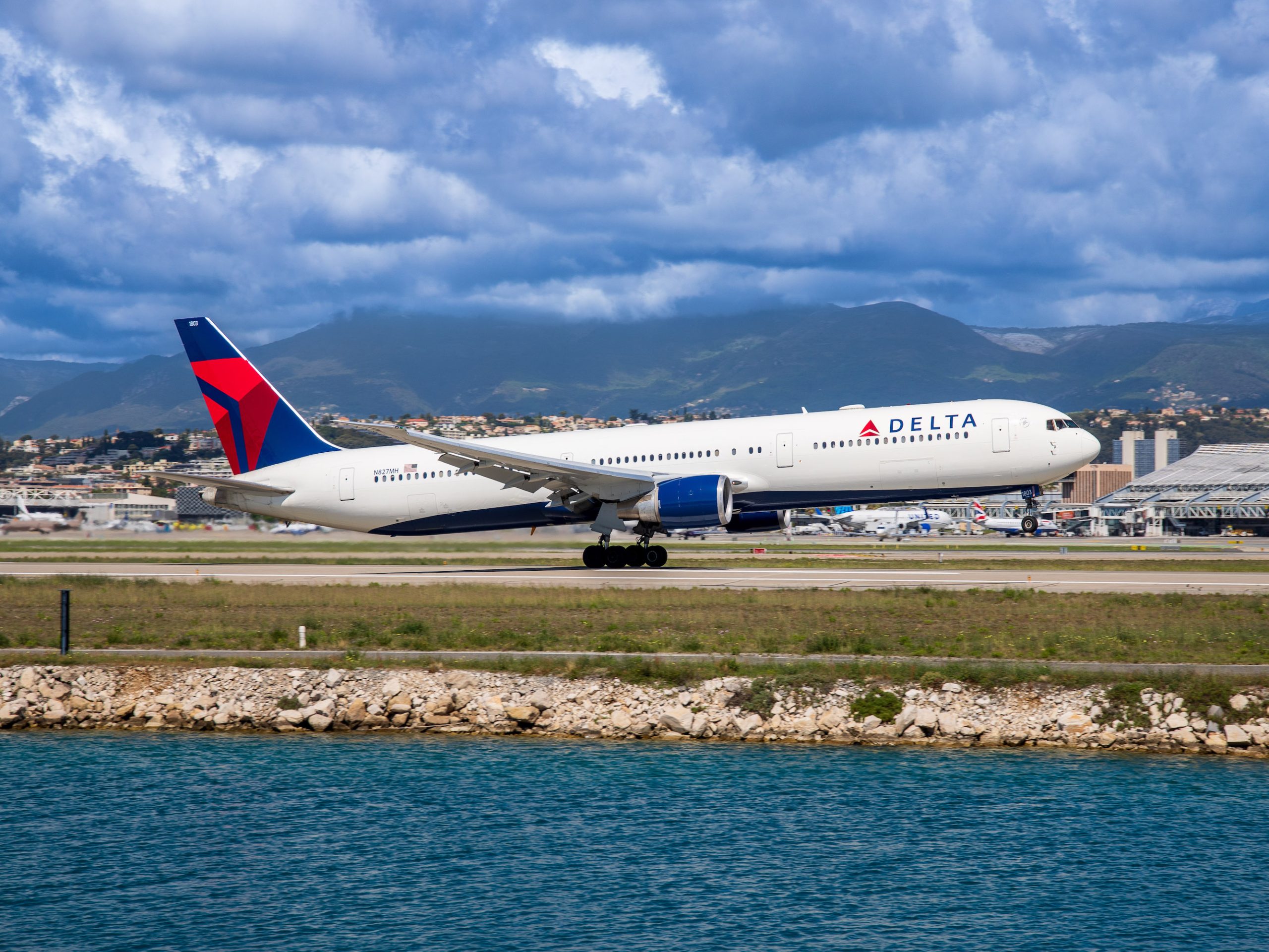 Un steward de Delta poursuit la compagnie aérienne pour discrimination antisémite présumée 1 Air Journal