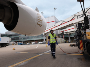 
Emirates a annoncé avoir commencé à prendre livraison de carburant d aviation durable (SAF) de Shell Aviation à l aéroport d