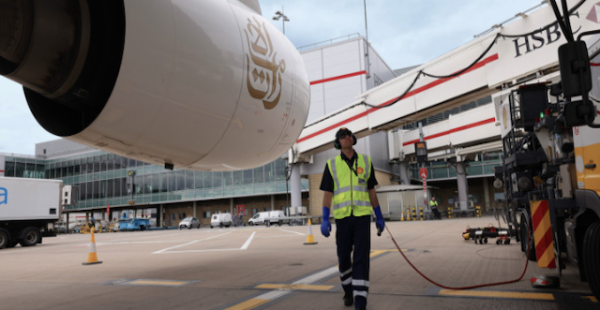 
Emirates a annoncé avoir commencé à prendre livraison de carburant d aviation durable (SAF) de Shell Aviation à l aéroport d