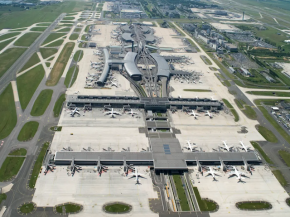 
Des équipes à l’aéroport de Roissy Charles de Gaulle recherchent activement une chienne, échappée d’un avion il y a une 