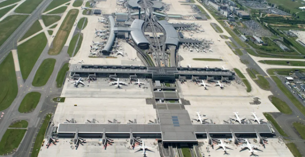 
Des équipes à l’aéroport de Roissy Charles de Gaulle recherchent activement une chienne, échappée d’un avion il y a une 