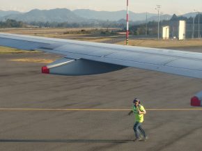 
Une défaillance moteur a contraint les occupants d’un Airbus A320 d Avianca à évacuer via les toboggans d urgence, mercredi 