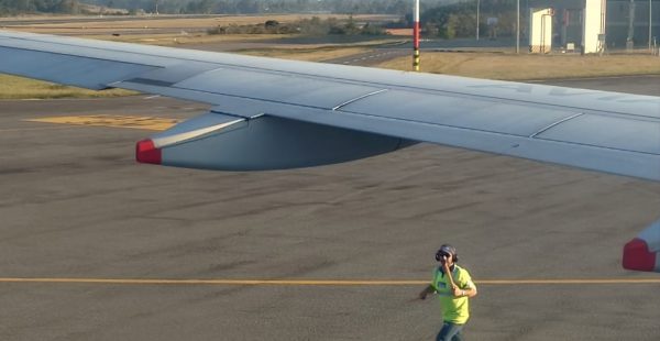 
Une défaillance moteur a contraint les occupants d’un Airbus A320 d Avianca à évacuer via les toboggans d urgence, mercredi 