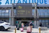 
En ce mois de juin 2024, la piste de l’aéroport Nantes-Atlantique fait peau neuve sur un tiers de sa longueur (900 m).
Initié
