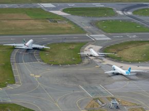 
Du 28 juin au au 10 octobre, le Groupe ADP (Aéroports de Paris) et les équipes de l entreprise Colas vont réhabiliter à l aé