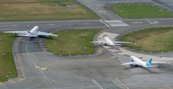 
Du 28 juin au au 10 octobre, le Groupe ADP (Aéroports de Paris) et les équipes de l entreprise Colas vont réhabiliter à l aé