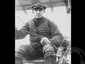 
Histoire de l’aviation – 28 février 1910. C’est au-dessus du camp de Châlons que Géo Chavez va effectuer son tout premi