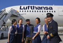 
Pour l’Oktoberfest (fête de la bière) qui a débuté ce weekend à Munich, des hôtesses de l’air et stewards de Lufthansa 