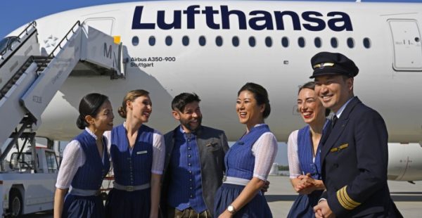 
Pour l’Oktoberfest (fête de la bière) qui a débuté ce weekend à Munich, des hôtesses de l’air et stewards de Lufthansa 