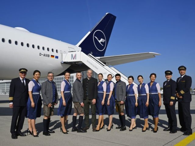 Lufthansa fête l’Oktoberfest avec des équipages en uniformes traditionnels et des plats bavarois 4 Air Journal