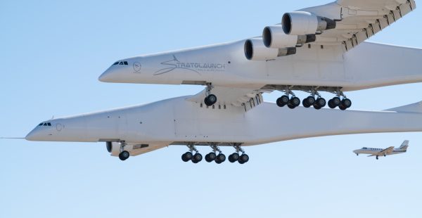 Le Stratolaunch, un avion à double fuselage conçu pour lancer des fusées dans l espace, a effectué hier son premier vol d essa