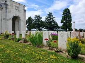 
Des touristes venus de tous les continents viennent de plus en plus visiter les sites mémoriaux de la Grande Guerre en Europe. L