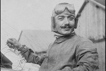 
Histoire de l’aviation – 19 octobre 1913. C’est jusqu’en Autriche que Célestin Adolphe Pégoud s’est rendu en ce mois