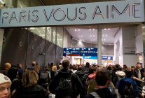 
Groupe ADP (Aéroports de Paris) a fait état hier d une hausse de 2,5% de son trafic de passagers dans les aéroports parisiens 