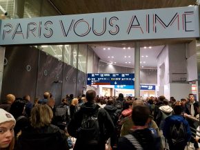 
Groupe ADP (Aéroports de Paris) a fait état hier d une hausse de 2,5% de son trafic de passagers dans les aéroports parisiens 