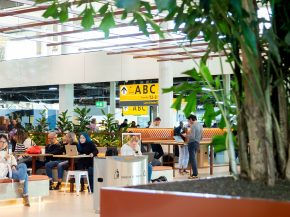 
L aéroport Amsterdam-Schiphol a ouvert un nouvel hall au Lounge 1, ajoutant 5 000 m² d espace supplémentaires pour les passage