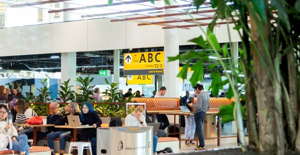 
L aéroport Amsterdam-Schiphol a ouvert un nouvel hall au Lounge 1, ajoutant 5 000 m² d espace supplémentaires pour les passage