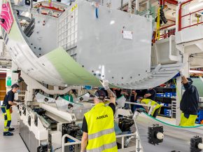 
Airbus a franchi une étape importante dans la production du premier A321XLR, l assemblage structurel des fuselages central et ar