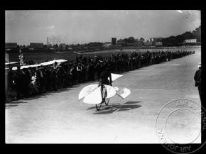 
Histoire de l’aviation – 24 novembre 1912. Pas moins de 10 000 francs, voilà la somme d’argent qui est promise au pilot