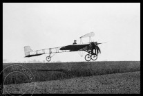 
Histoire de l’aviation – 23 janvier 1909. C’est un aéroplane qui deviendra mythique qui s’apprête à prendre son envol