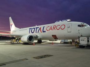 
Un Boeing 737-400SF cargo de la compagnie aérienne brésilienne Total Linhas Aéreas (SF) a été détruit par un incendie aprè