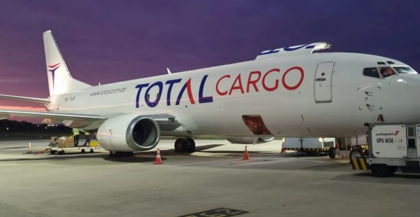 
Un Boeing 737-400SF cargo de la compagnie aérienne brésilienne Total Linhas Aéreas (SF) a été détruit par un incendie aprè