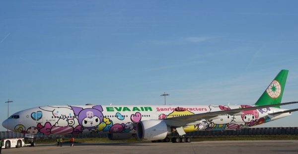 
EVA Air a lancé hier le vol inaugural de son très attendu long-courrier Boeing 777-300ER Hello Kitty Lolly Jet sur la liaison t