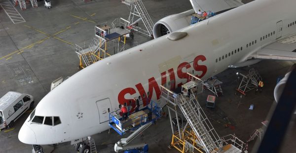 
La maintenance technique d un avion de ligne est cruciale pour assurer sa sécurité, sa fiabilité et sa performance. Voici les 