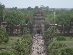 


Angkor, situé près de Siem Reap au Cambodge, est célèbre pour ses temples majestueux et ses vestiges archéologiques. Voici