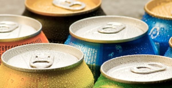 
A cause de la chaleur intense qui touche les Etats-Unis cet été, des canettes de soda explosent à bord, souvent lors de leur o