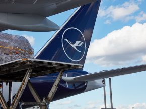 
Lufthansa a affrété mercredi un vol cargo spécial transportant 80 tonnes de fruits et légumes vers le Royaume-Uni, lorsque le