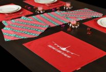 
La collection Noël 2024 d’Emirates est en vente en ligne sur la boutique officielle de la compagnie aérienne de Dubaï.



Au