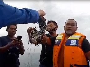 
Les deux boîtes noires du Boeing 737-500 de Sriwijaya Air qui s’est abîmé hier en mer au large de Jakarta avec 62 personnes 