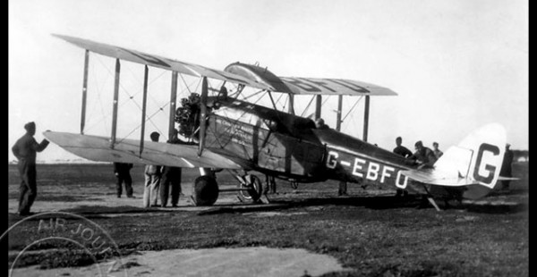 
Histoire de l’aviation – 1er octobre 1926. De nombreuses personnes ont fait le déplacement jusqu’au bord de la Tamise à 