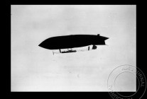 
Histoire de l’aviation – 19 septembre 1911. Evoluant à une vitesse de 53 kilomètres à l’heure, le ballon dirigeable mil