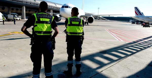
Deux faits divers ont marqué cette semaine les aéroports parisiens : un passager, arrêté avec 4 kg de cocaïne à Orly, s est